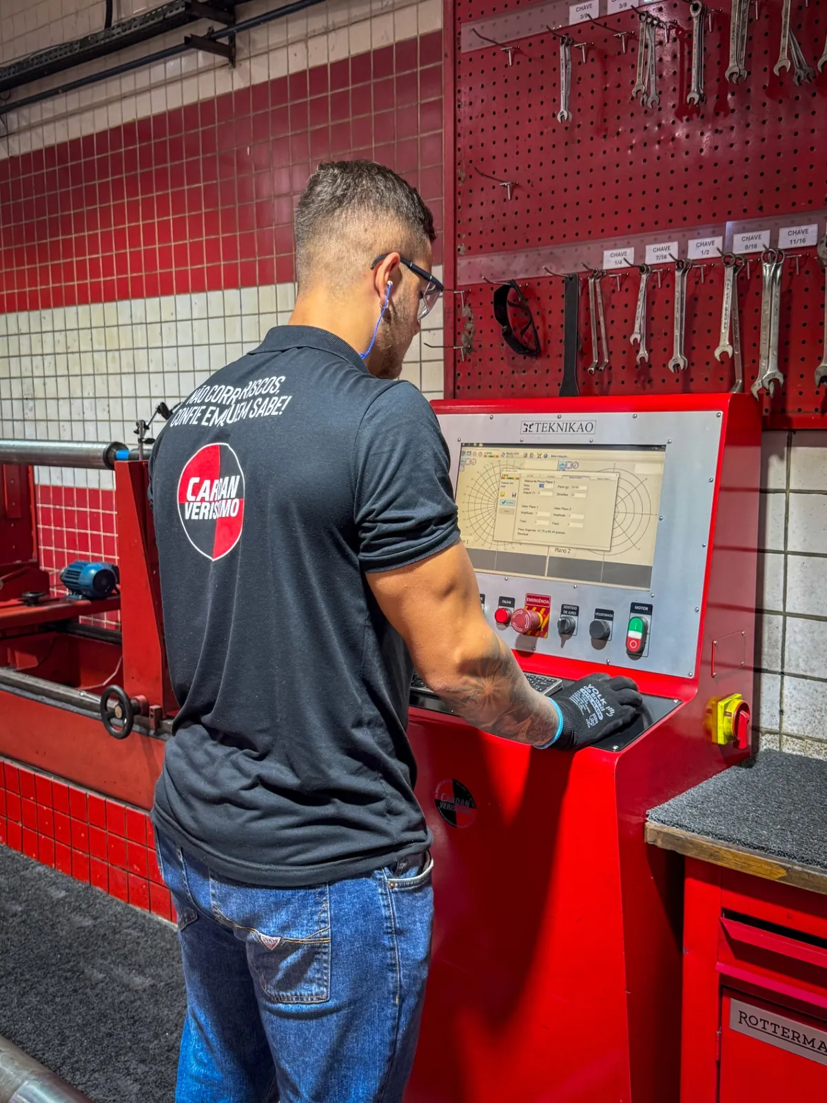 Equipe técnica operando equipamento de balanceamento